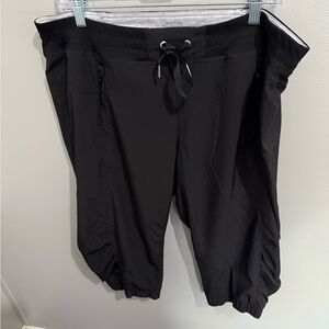 Calvin klein Comfortable At The Gym And Stylish On The Go Capris Size 1X Sleek